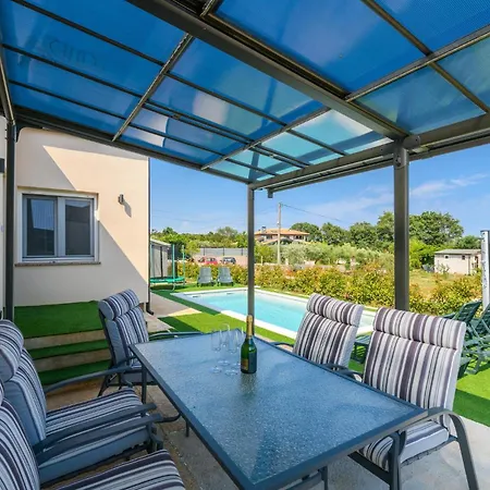 Cozy In With Outdoor Swimming Pool Holiday home *