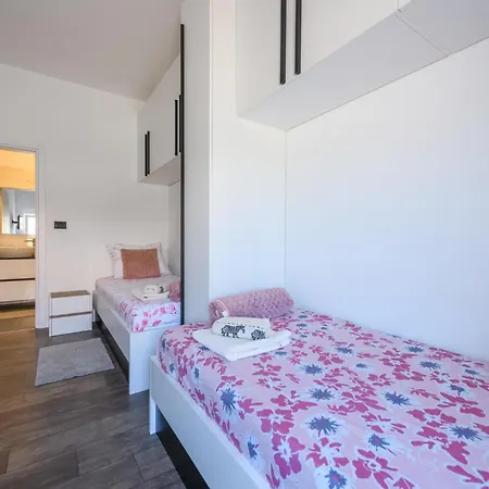 Cozy In With Outdoor Swimming Pool Holiday home *