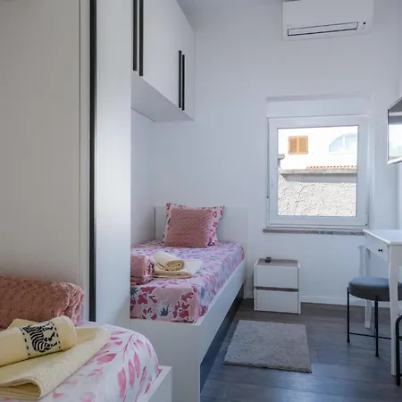 Σπίτι διακοπών Cozy In With Outdoor Swimming Pool *