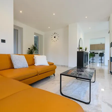 Σπίτι διακοπών Cozy In With Outdoor Swimming Pool Banjole