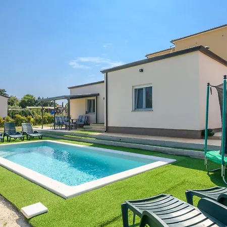 Cozy In With Outdoor Swimming Pool Banjole