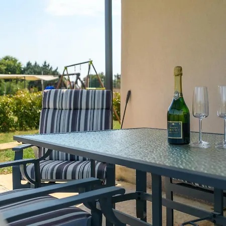 Cozy In With Outdoor Swimming Pool Σπίτι διακοπών